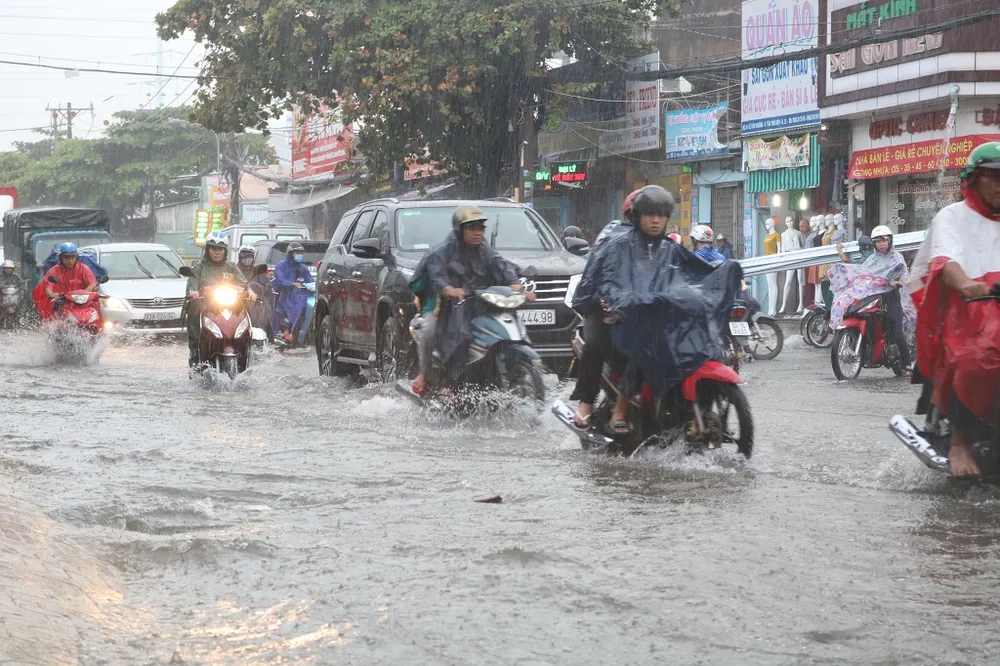 Nhọc nhằn di chuyển trong mưa chiều 7-11 ảnh 4 Nhọc nhằn di chuyển trong mưa chiều 7-11 ảnh 4